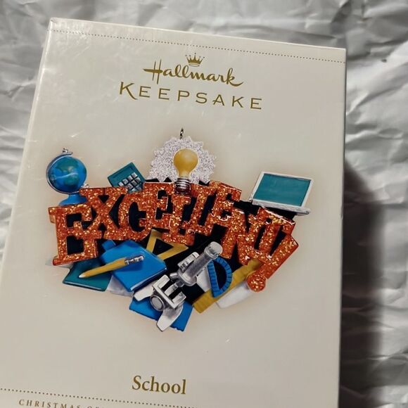 School`2006`Excellent,With Magnet For Alternate Display,Hallmark Ornament,New - Picture 2 of 3